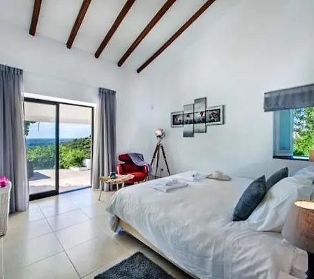 Sleeps 18 Pool Villa